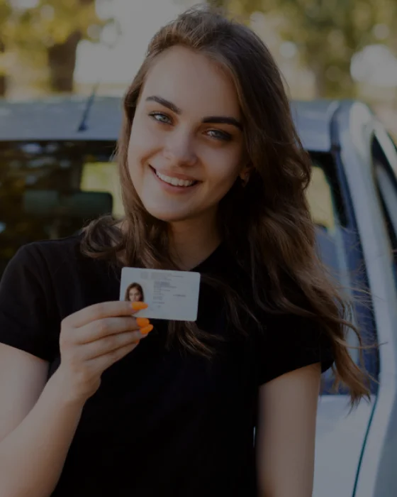 Alumna de Autoescuela ALAS con su carnet de conducir