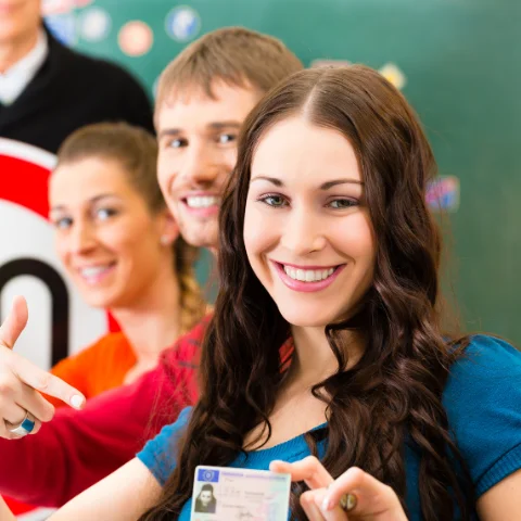Alumnos de Autoescuela ALAS celebrando su carnet
